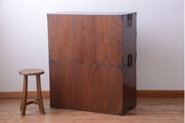 アンティーク家具　古民具・骨董　花柄丸金具の重ね箪笥