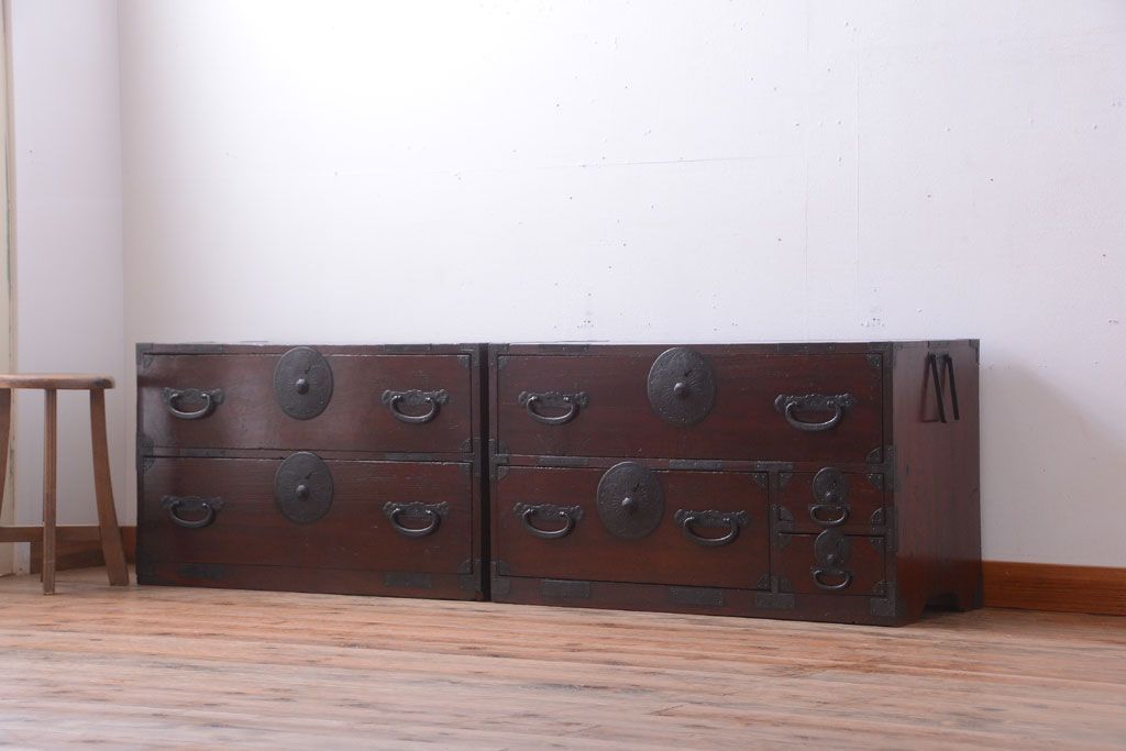 アンティーク家具　古民具・骨董　花柄丸金具の重ね箪笥