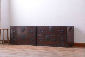 アンティーク家具　古民具・骨董　花柄丸金具の重ね箪笥