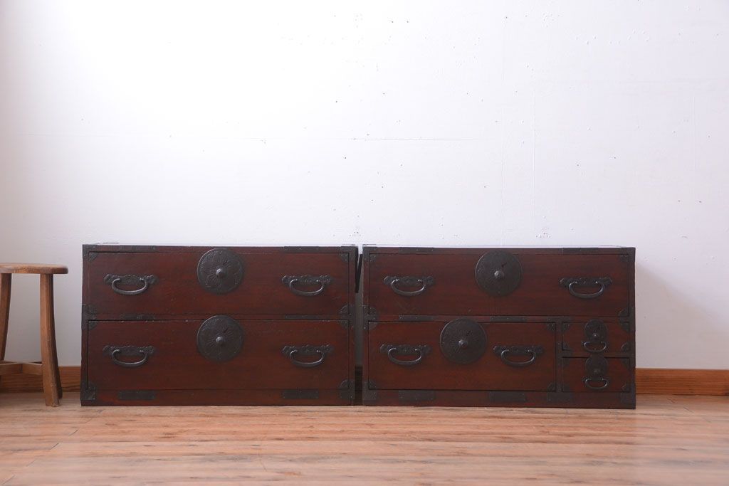 アンティーク家具　古民具・骨董　花柄丸金具の重ね箪笥