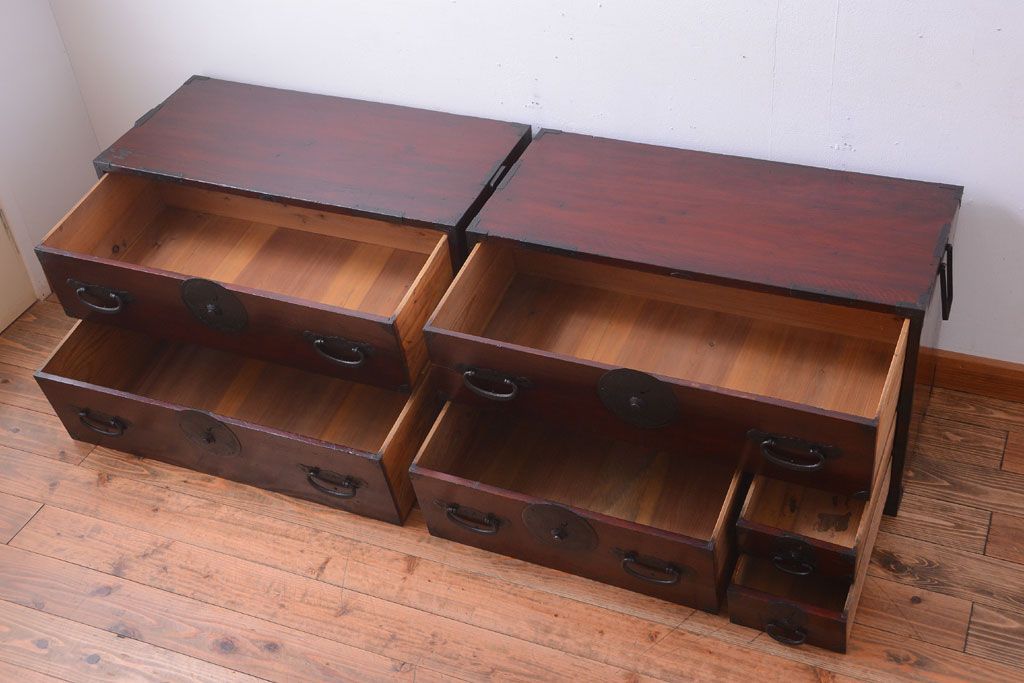 アンティーク家具　古民具・骨董　花柄丸金具の重ね箪笥