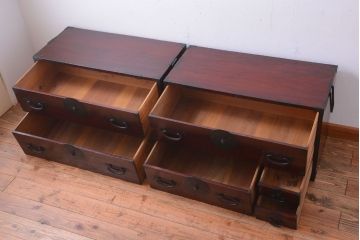 アンティーク家具　古民具・骨董　花柄丸金具の重ね箪笥