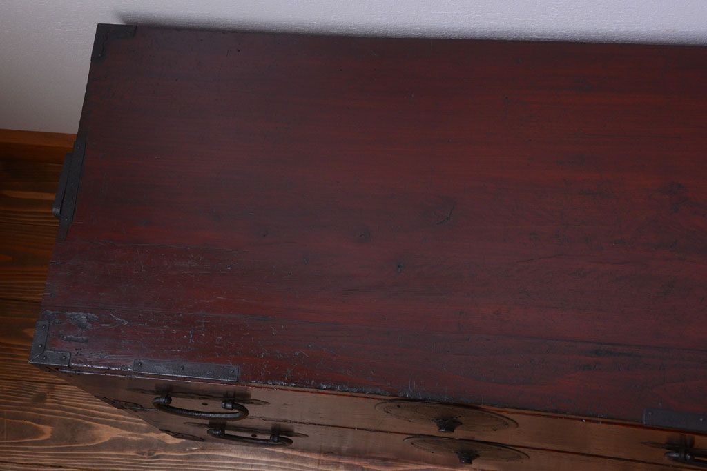 アンティーク家具　古民具・骨董　花柄丸金具の重ね箪笥