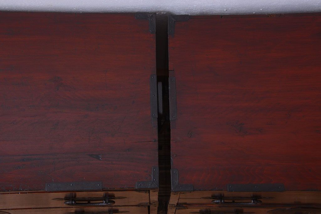 アンティーク家具　古民具・骨董　花柄丸金具の重ね箪笥