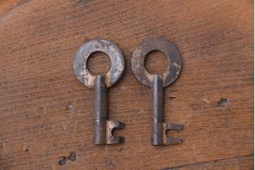 アンティーク家具　古民具・骨董　花柄丸金具の重ね箪笥