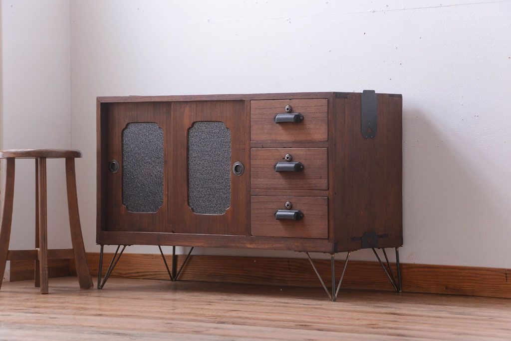 アンティーク家具　和製アンティーク　ダイヤガラス戸の鉄脚ローボード