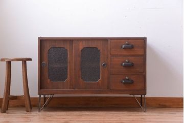 アンティーク家具　和製アンティーク　ダイヤガラス戸の鉄脚ローボード