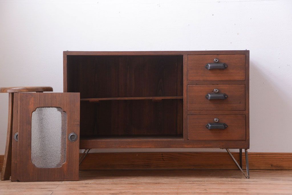 アンティーク家具　和製アンティーク　ダイヤガラス戸の鉄脚ローボード