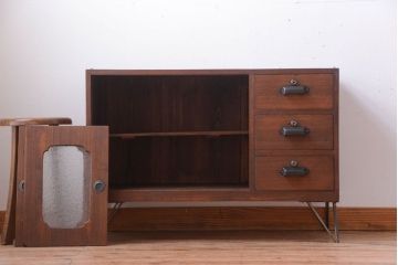 アンティーク家具　和製アンティーク　ダイヤガラス戸の鉄脚ローボード