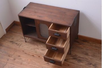 アンティーク家具　和製アンティーク　ダイヤガラス戸の鉄脚ローボード