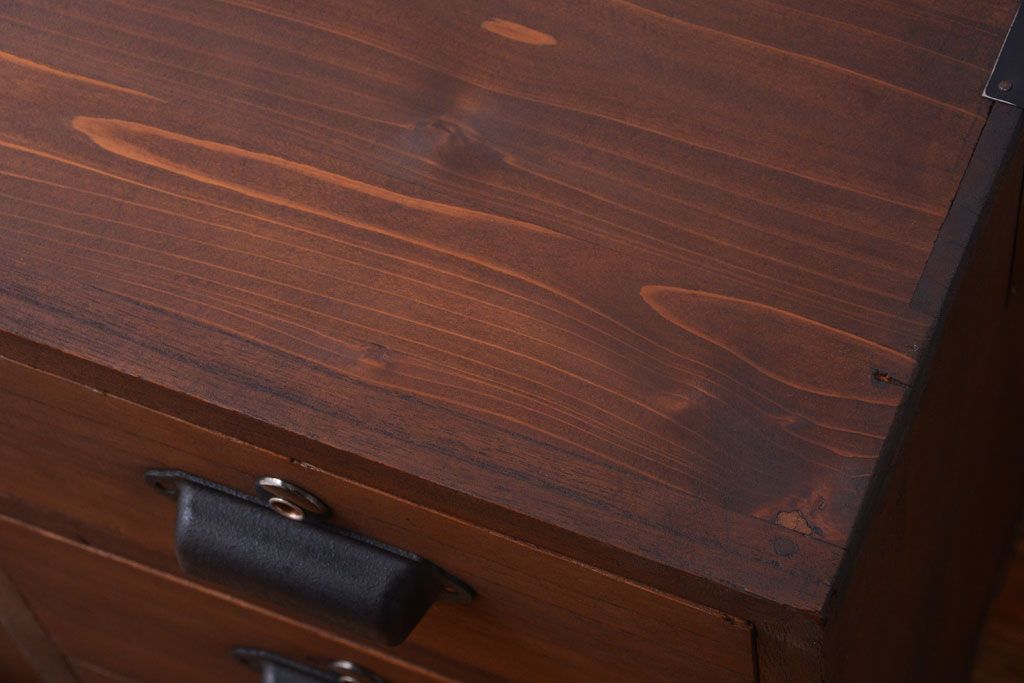 アンティーク家具　和製アンティーク　ダイヤガラス戸の鉄脚ローボード