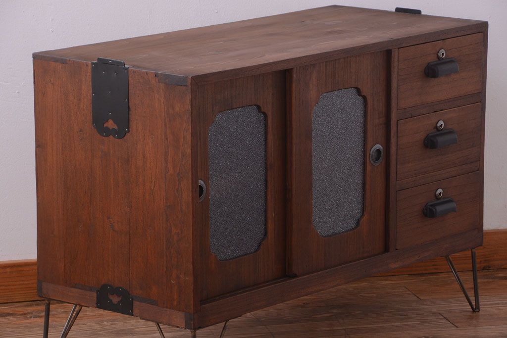 アンティーク家具　和製アンティーク　ダイヤガラス戸の鉄脚ローボード