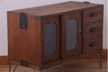 アンティーク家具　和製アンティーク　ダイヤガラス戸の鉄脚ローボード