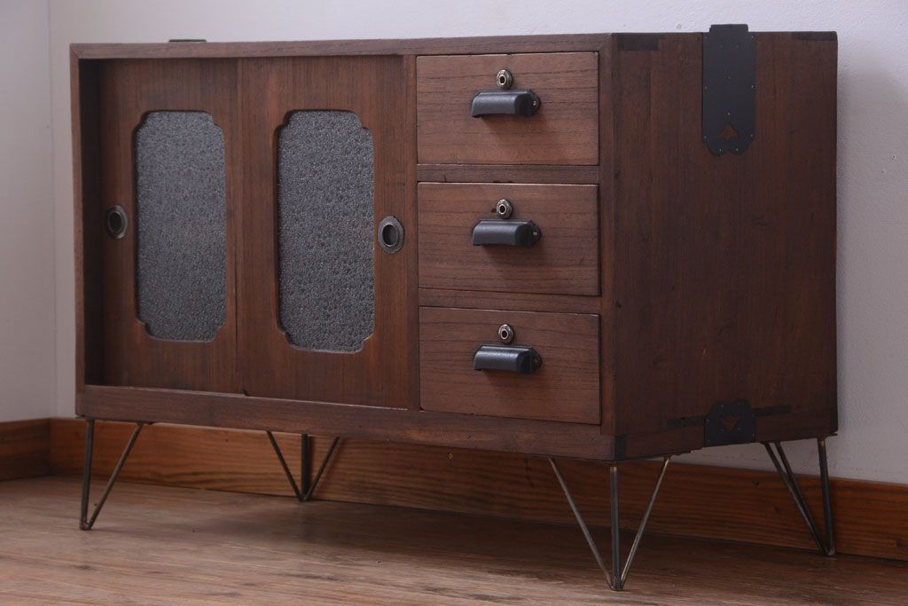 アンティーク家具　和製アンティーク　ダイヤガラス戸の鉄脚ローボード