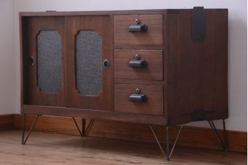 アンティーク家具　和製アンティーク　ダイヤガラス戸の鉄脚ローボード