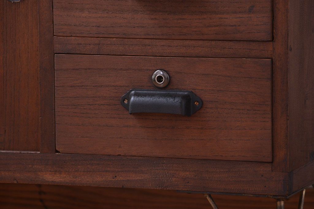 アンティーク家具　和製アンティーク　ダイヤガラス戸の鉄脚ローボード