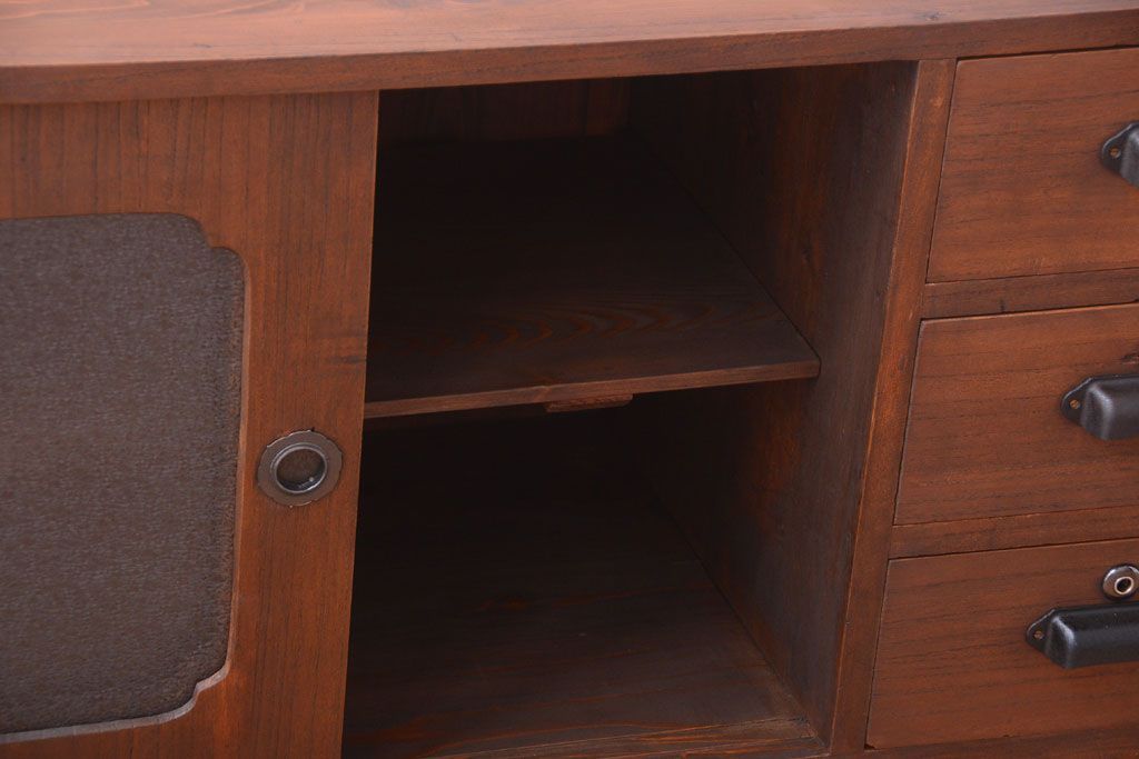 アンティーク家具　和製アンティーク　ダイヤガラス戸の鉄脚ローボード