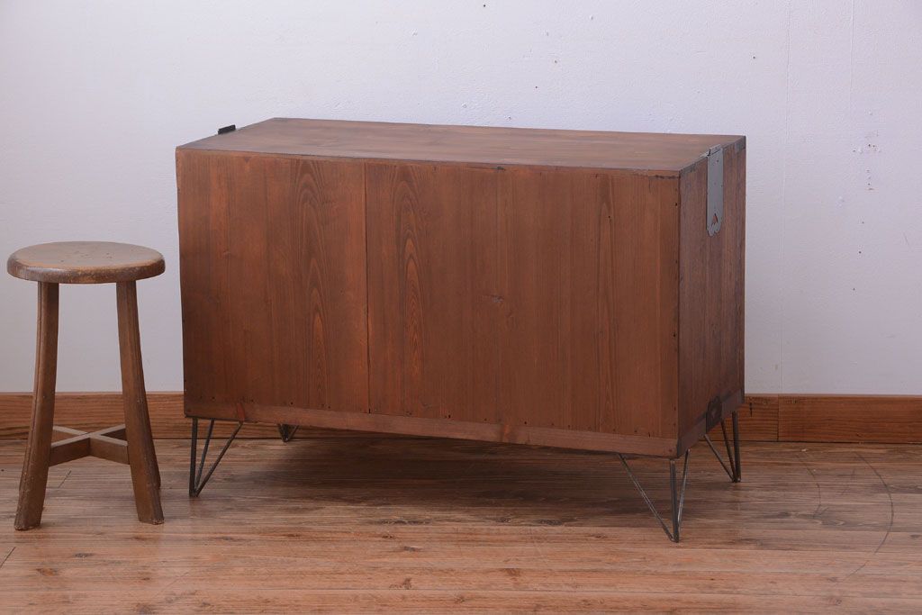 アンティーク家具　和製アンティーク　ダイヤガラス戸の鉄脚ローボード