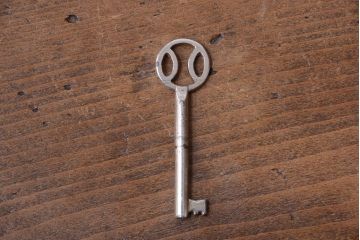 アンティーク家具　イギリスアンティーク　オーク材!幅の狭いシンプルなワードローブ