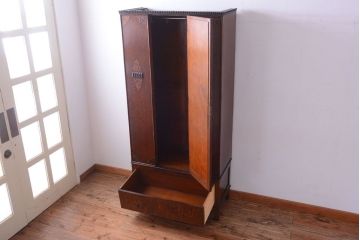 アンティーク家具　イギリスアンティーク　古いオーク製の彫刻が美しい鏡付きワードローブ