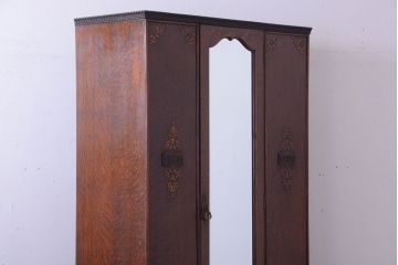 アンティーク家具　イギリスアンティーク　古いオーク製の彫刻が美しい鏡付きワードローブ