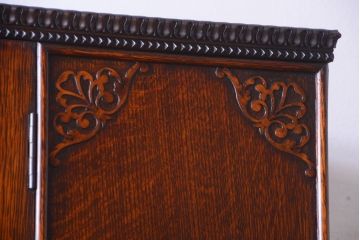 アンティーク家具　イギリスアンティーク　古いオーク製の彫刻が美しい鏡付きワードローブ