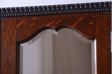 アンティーク家具　イギリスアンティーク　古いオーク製の彫刻が美しい鏡付きワードローブ