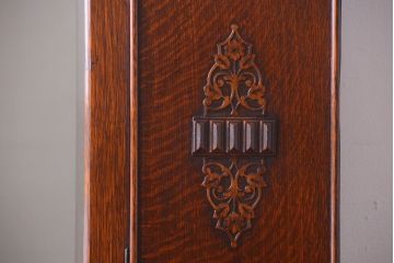 アンティーク家具　イギリスアンティーク　古いオーク製の彫刻が美しい鏡付きワードローブ