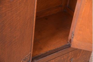 アンティーク家具　イギリスアンティーク　古いオーク製の彫刻が美しい鏡付きワードローブ