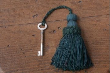 アンティーク家具　イギリスアンティーク　古いオーク製の彫刻が美しい鏡付きワードローブ