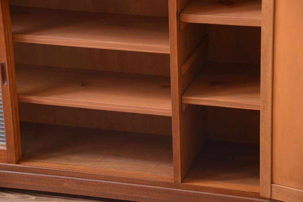 アンティーク家具　和製アンティーク　モールガラス入り!明るい木味の収納戸棚