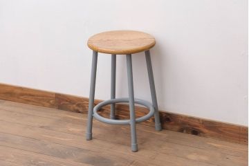 アンティーク雑貨　ビンテージ　ブルーグレーペイント鉄脚のかわいい丸スツール(椅子、チェア)(1)