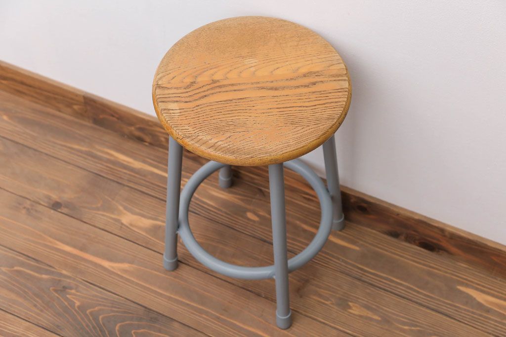 アンティーク雑貨　ビンテージ　ブルーグレーペイント鉄脚のかわいい丸スツール(椅子、チェア)(1)