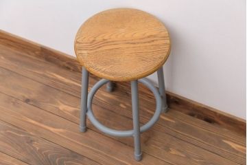 アンティーク雑貨　ビンテージ　ブルーグレーペイント鉄脚のかわいい丸スツール(椅子、チェア)(1)