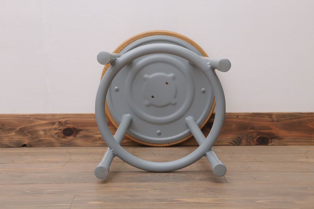 アンティーク雑貨　ビンテージ　ブルーグレーペイント鉄脚のかわいい丸スツール(椅子、チェア)(1)