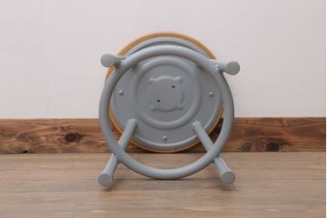 アンティーク雑貨　ビンテージ　ブルーグレーペイント鉄脚のかわいい丸スツール(椅子、チェア)(1)