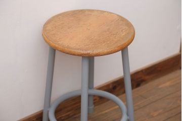 アンティーク雑貨　ビンテージ　ブルーグレーペイント鉄脚のかわいい丸スツール(椅子、チェア)(2)