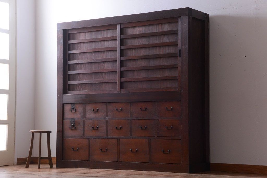 アンティーク家具　古民具・骨董　一本物　14杯引き出し付き!横桟引き戸の収納棚(水屋箪笥)