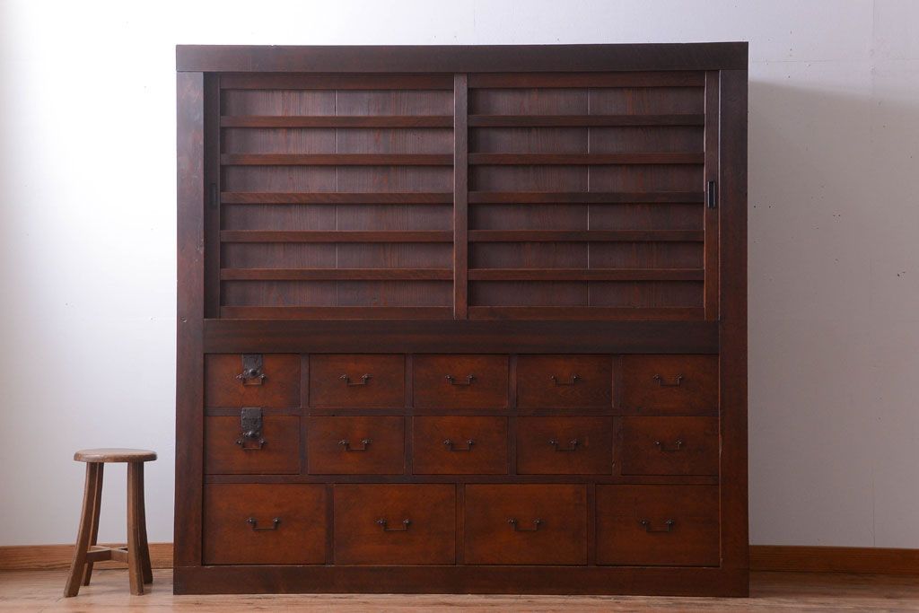 アンティーク家具　古民具・骨董　一本物　14杯引き出し付き!横桟引き戸の収納棚(水屋箪笥)