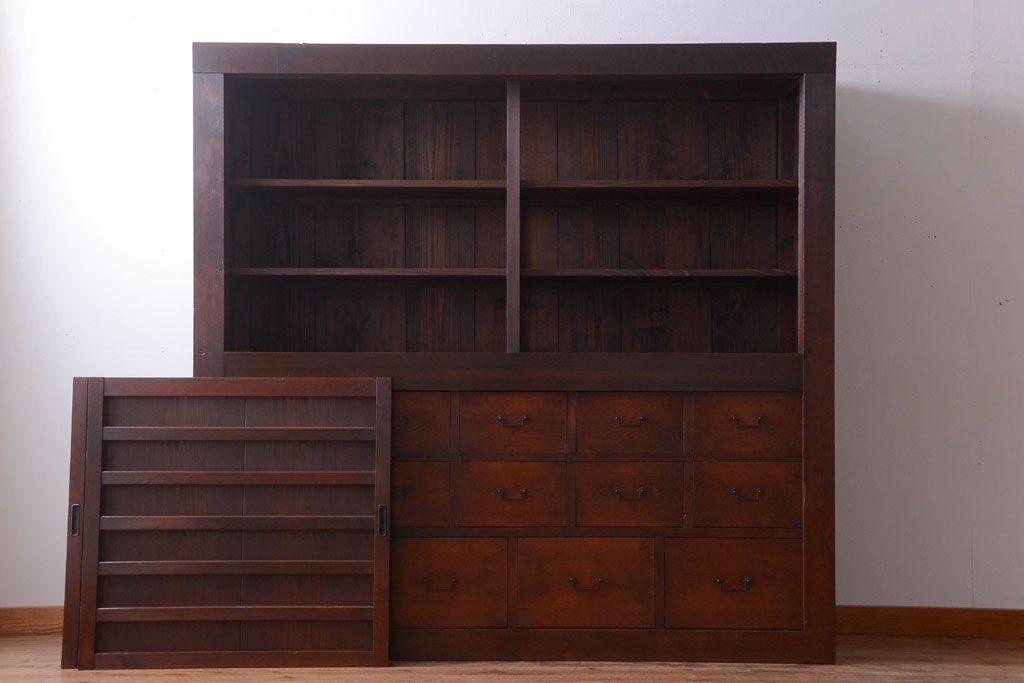 アンティーク家具　古民具・骨董　一本物　14杯引き出し付き!横桟引き戸の収納棚(水屋箪笥)