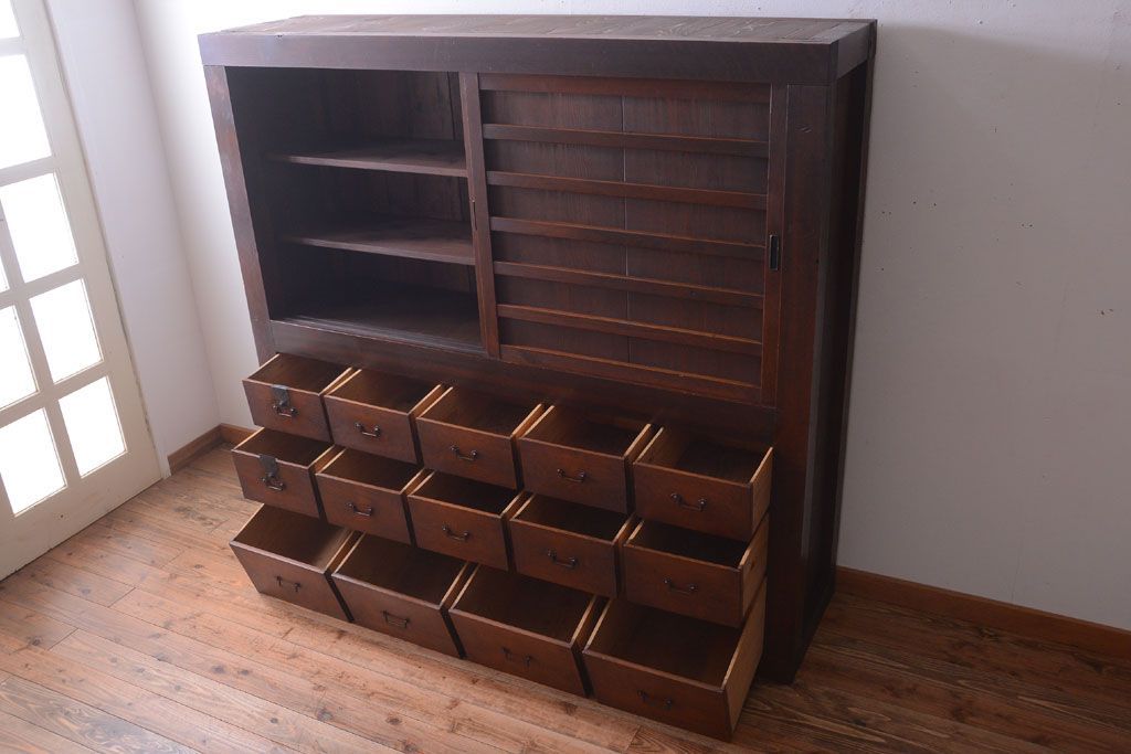 アンティーク家具　古民具・骨董　一本物　14杯引き出し付き!横桟引き戸の収納棚(水屋箪笥)