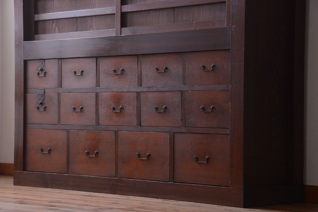 アンティーク家具　古民具・骨董　一本物　14杯引き出し付き!横桟引き戸の収納棚(水屋箪笥)