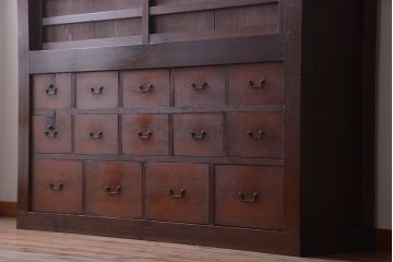 アンティーク家具　古民具・骨董　一本物　14杯引き出し付き!横桟引き戸の収納棚(水屋箪笥)