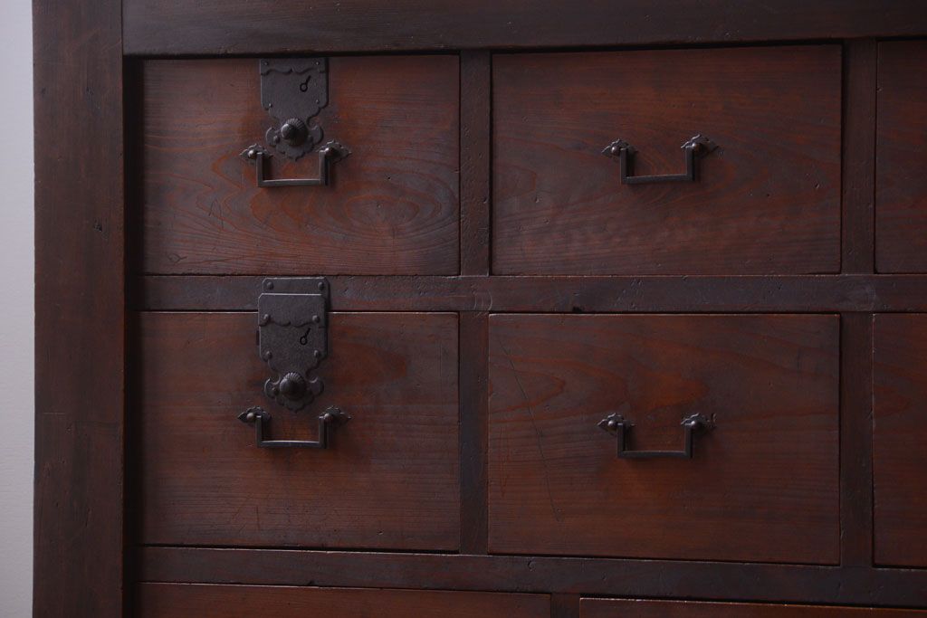 アンティーク家具　古民具・骨董　一本物　14杯引き出し付き!横桟引き戸の収納棚(水屋箪笥)