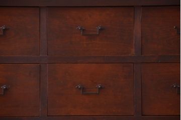 アンティーク家具　古民具・骨董　一本物　14杯引き出し付き!横桟引き戸の収納棚(水屋箪笥)