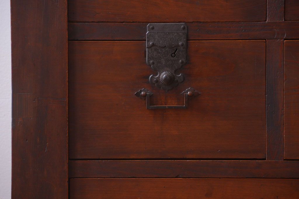 アンティーク家具　古民具・骨董　一本物　14杯引き出し付き!横桟引き戸の収納棚(水屋箪笥)