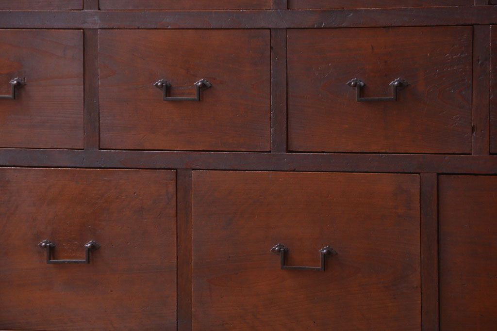 アンティーク家具　古民具・骨董　一本物　14杯引き出し付き!横桟引き戸の収納棚(水屋箪笥)