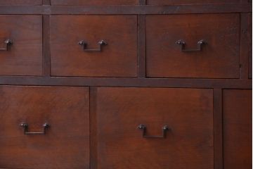 アンティーク家具　古民具・骨董　一本物　14杯引き出し付き!横桟引き戸の収納棚(水屋箪笥)