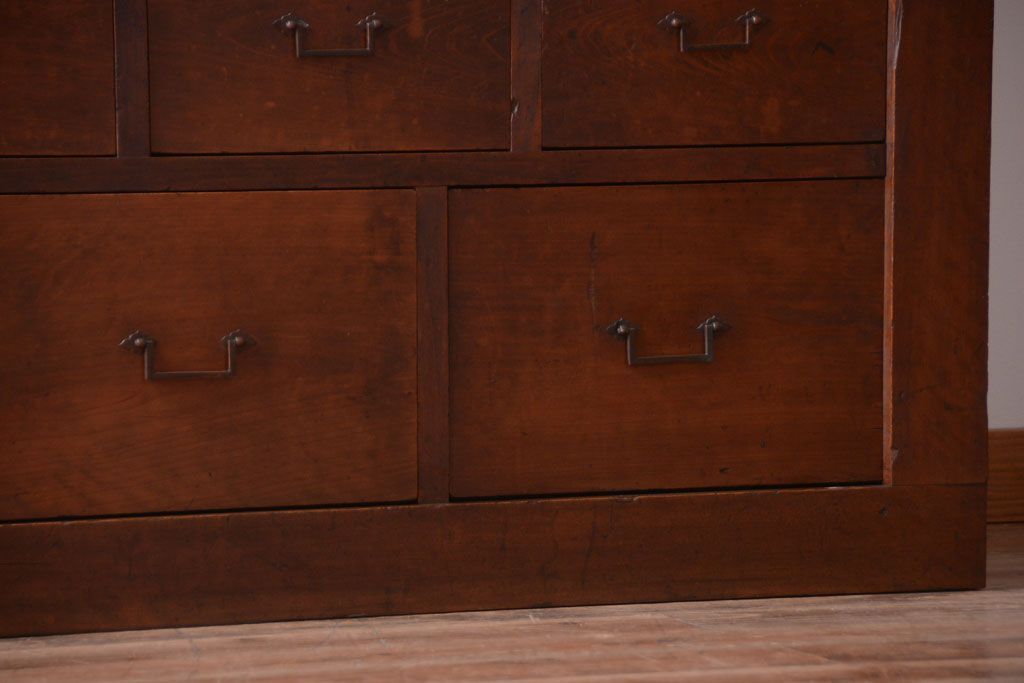 アンティーク家具　古民具・骨董　一本物　14杯引き出し付き!横桟引き戸の収納棚(水屋箪笥)