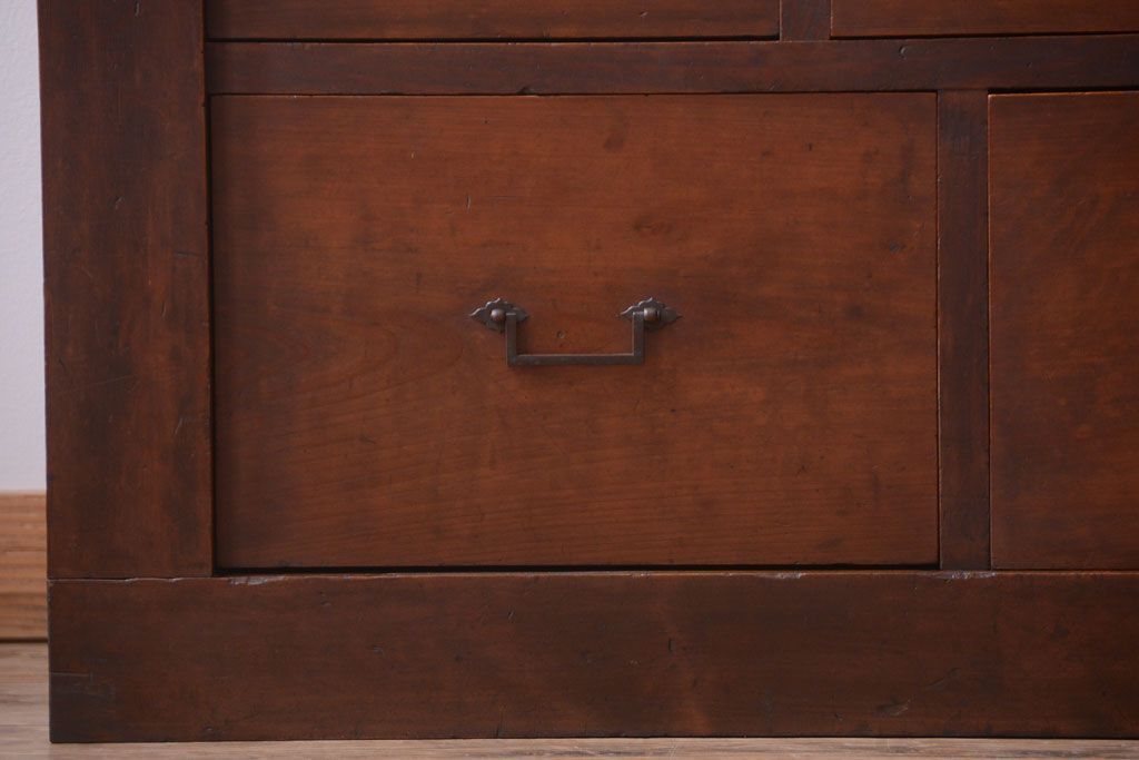 アンティーク家具　古民具・骨董　一本物　14杯引き出し付き!横桟引き戸の収納棚(水屋箪笥)